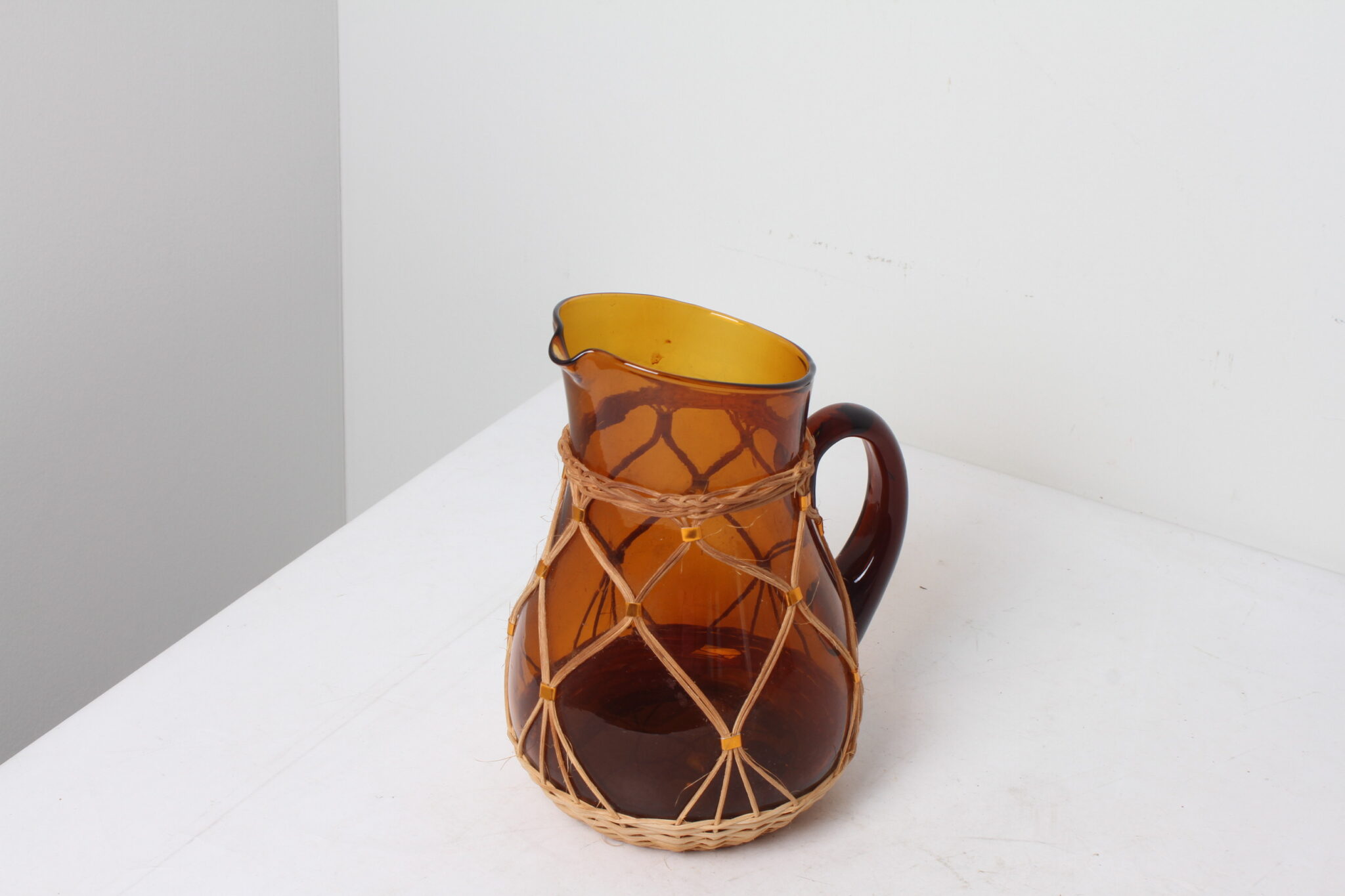 Pichet vintage en verre ambré – Image 2