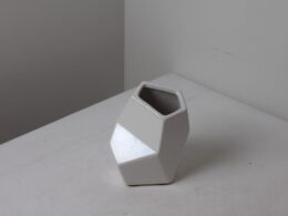 Vase design en céramique blanche