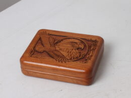 Boîte en bois sculptée au laser