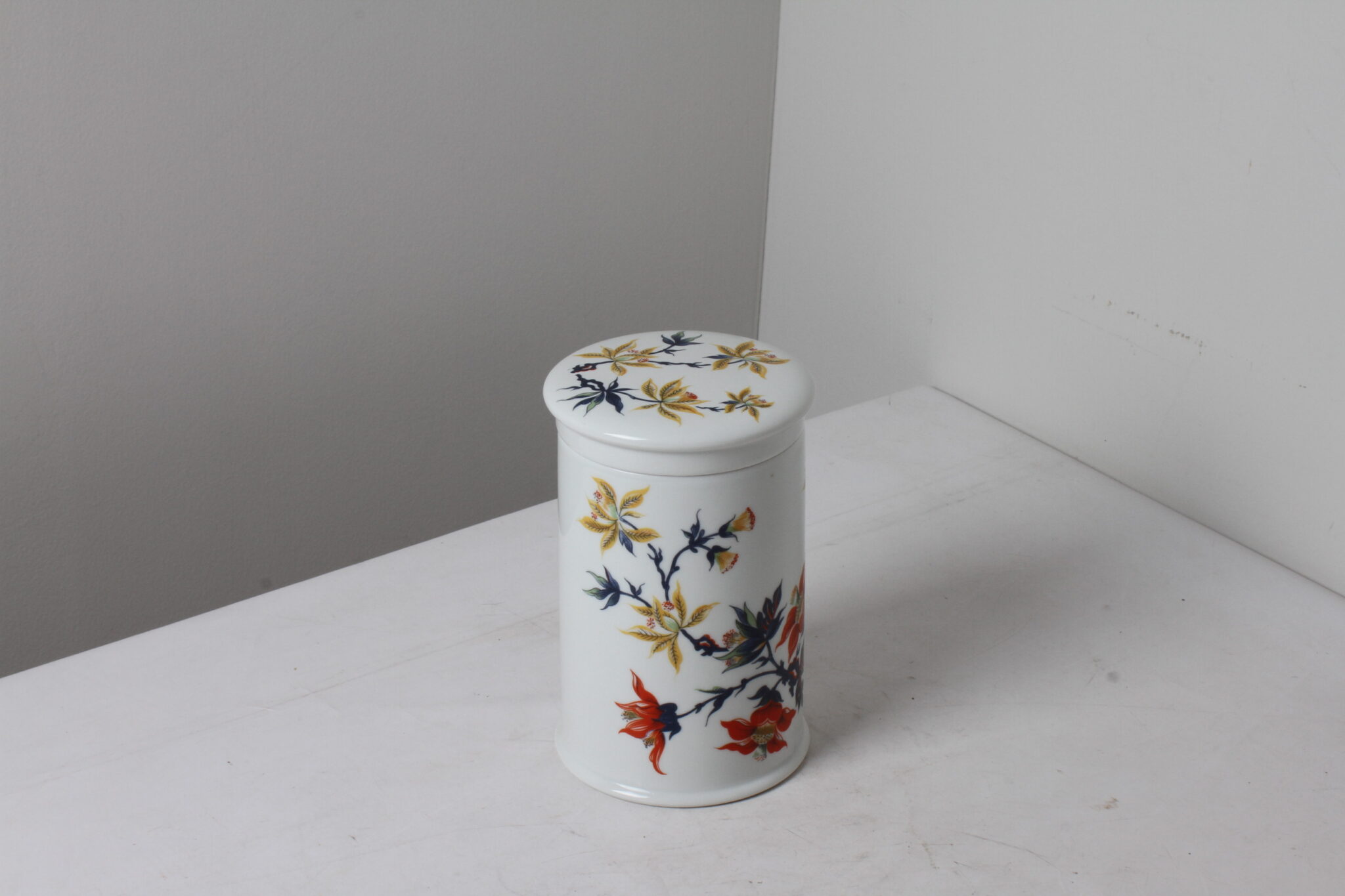Bonbonnière en porcelaine décor floral