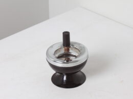 Cendrier à poussoir en métal