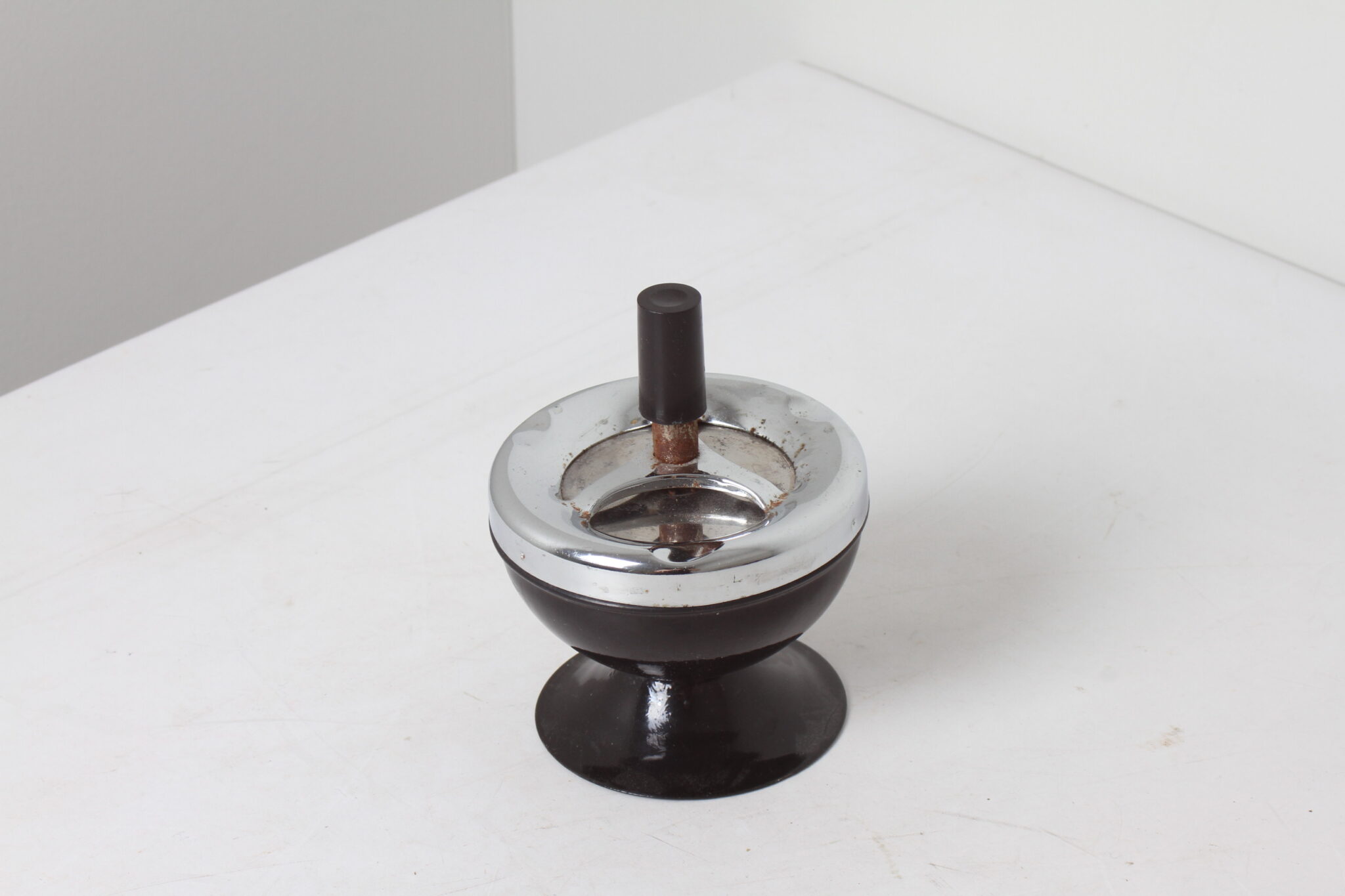 Cendrier à poussoir en métal