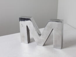 Lettre décorative M en métal