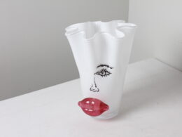 Vase mouchoir en verre soufflé signé Mathelin
