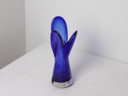 Vase design en verre bleu cobalt