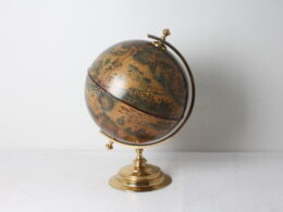 Ancien globe terrestre en laiton