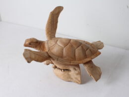 Tortue de mer en bois sculpté