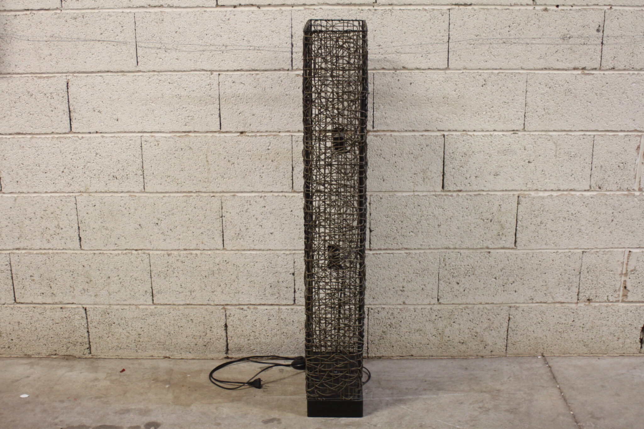 Lampe de sol en osier et rotin – Image 3