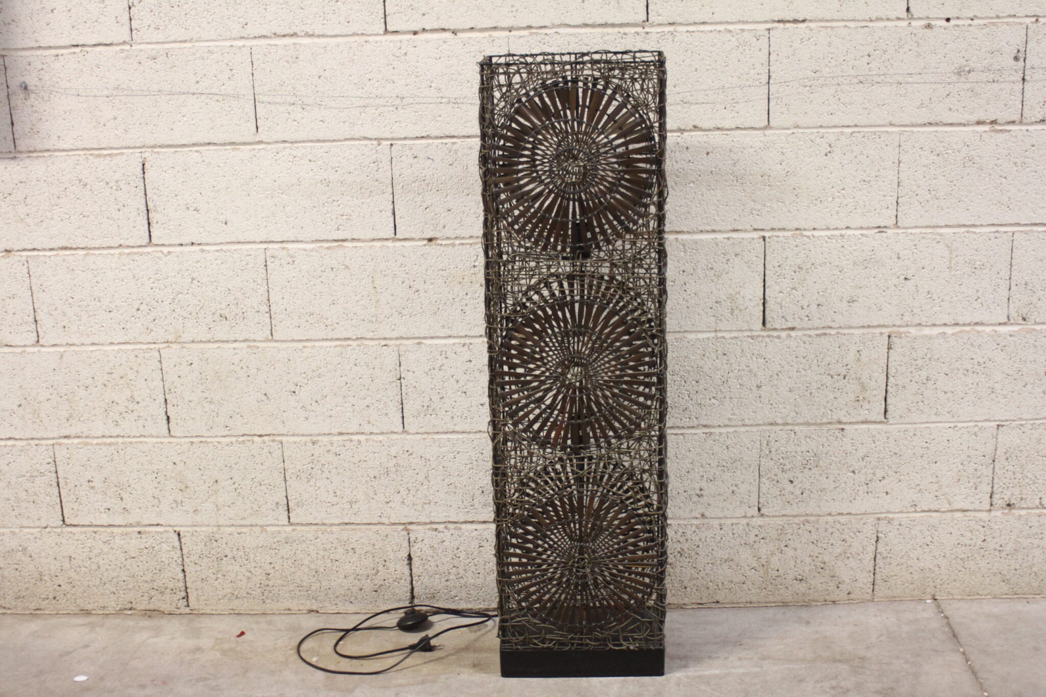 Lampe de sol en osier et rotin – Image 2
