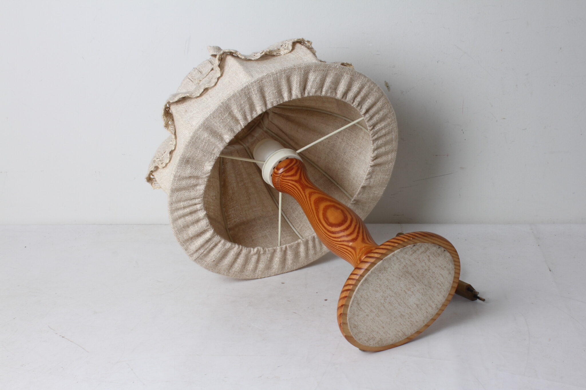 Lampe de table en bois et tissu – Image 4
