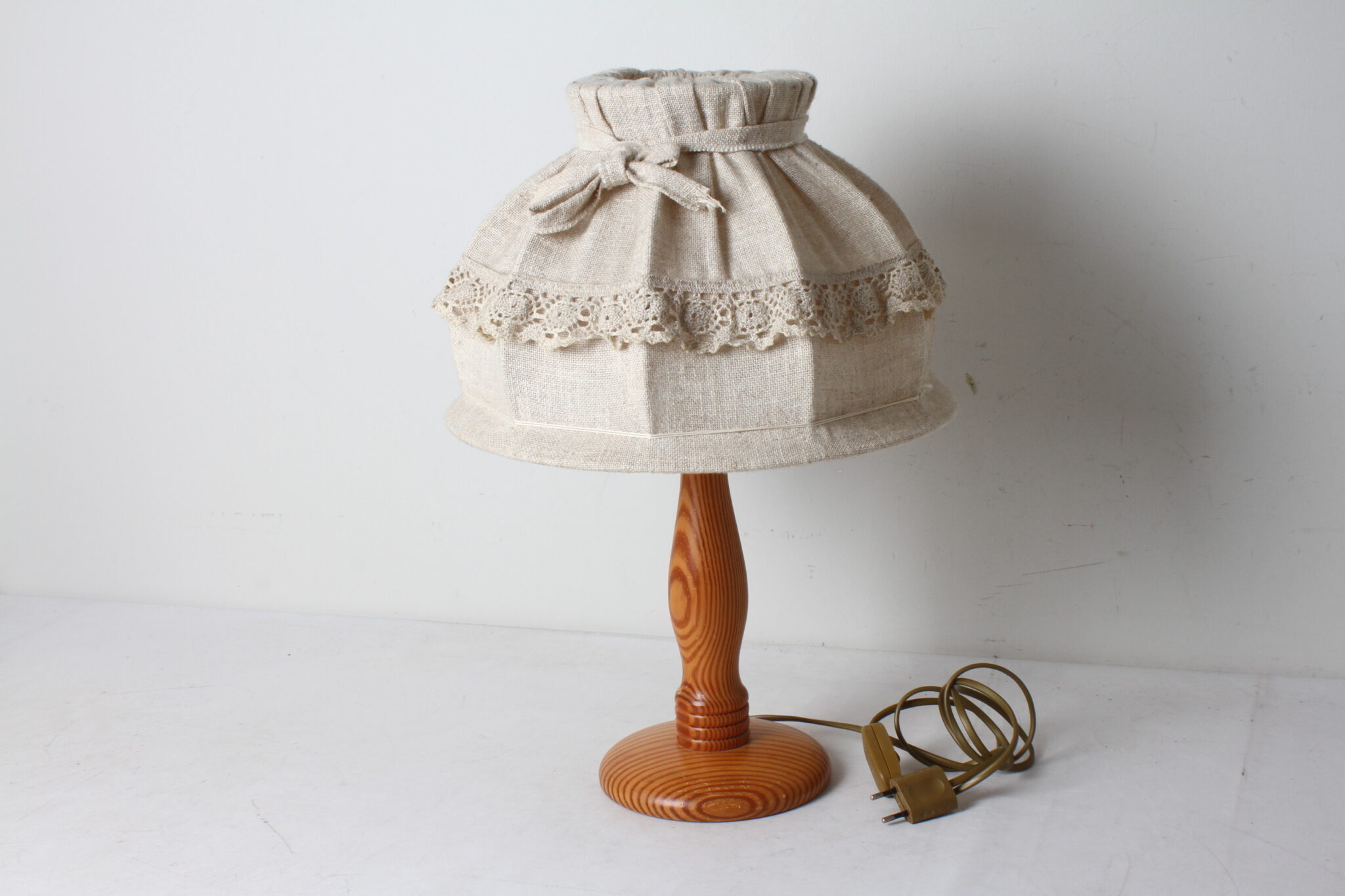 Lampe de table en bois et tissu
