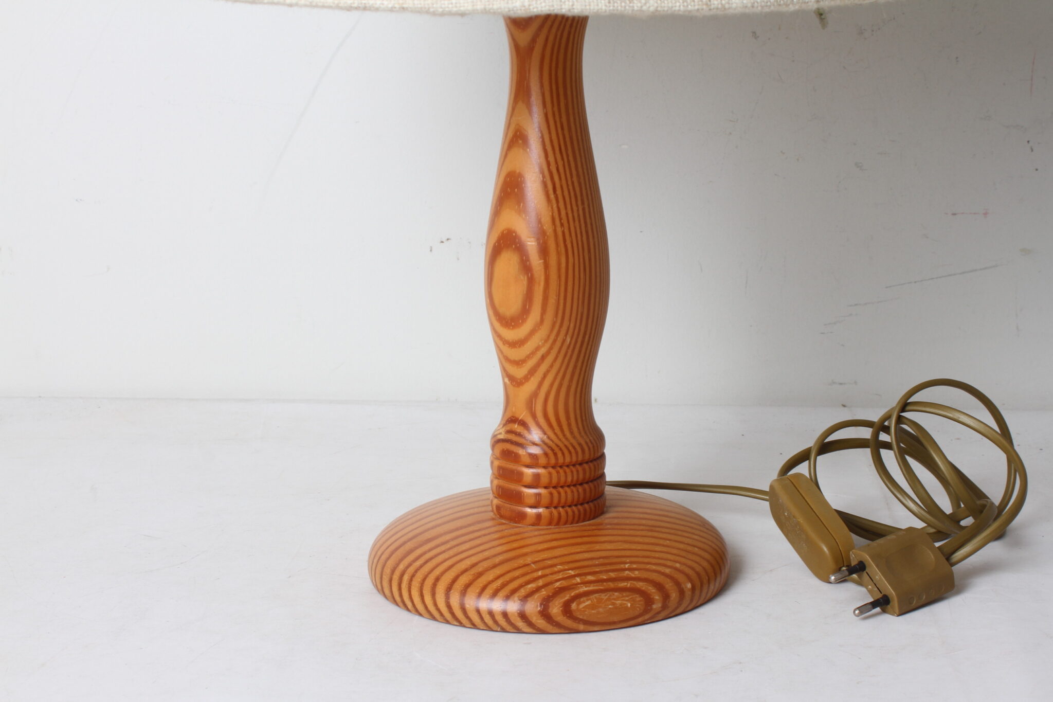 Lampe de table en bois et tissu – Image 3