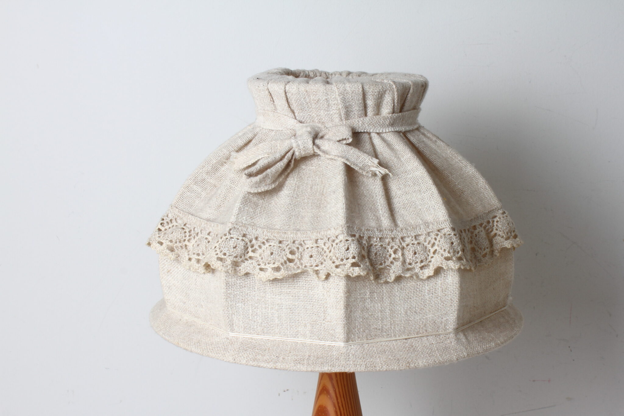 Lampe de table en bois et tissu – Image 2