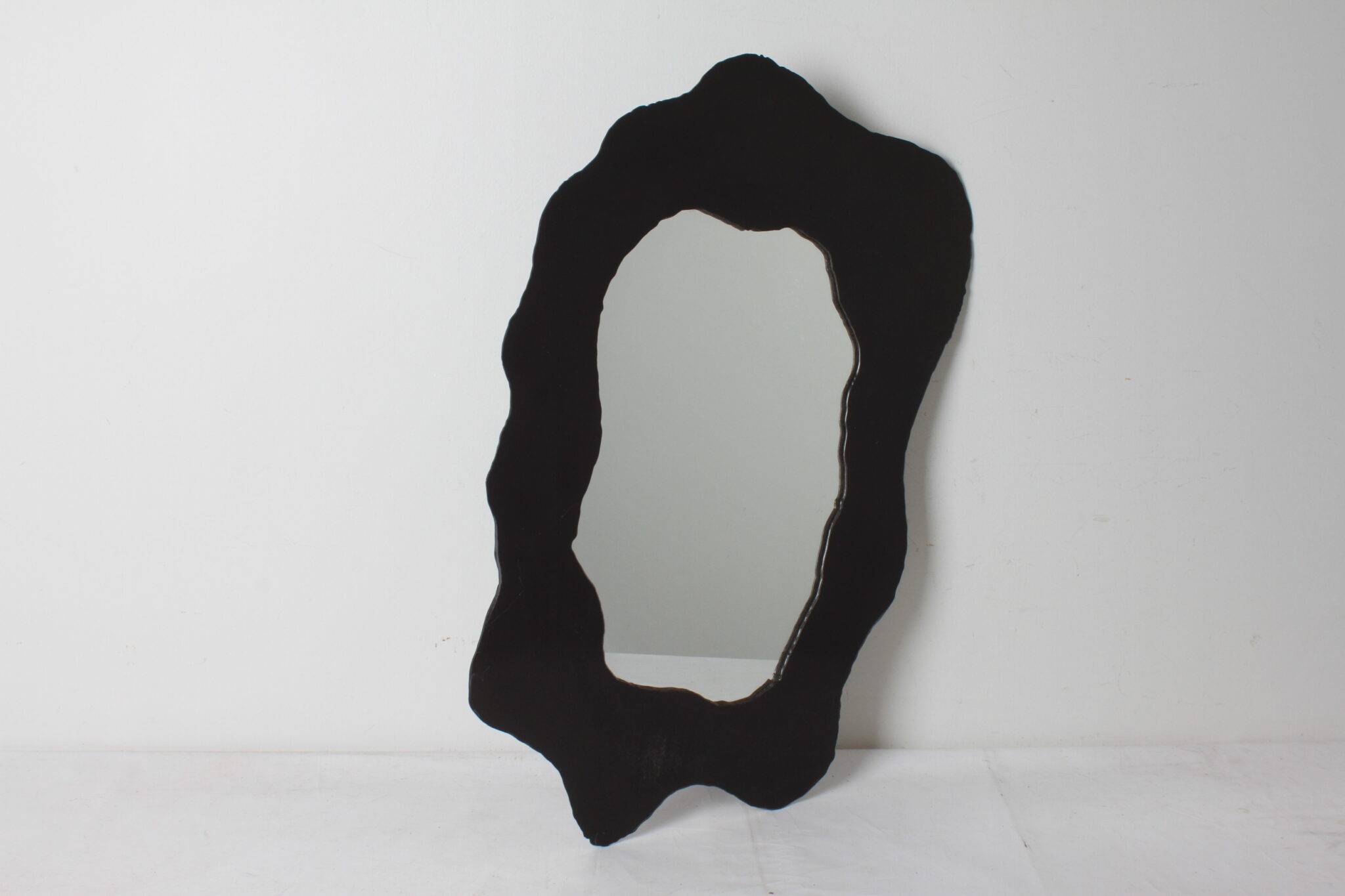 Miroir brutaliste organique en métal