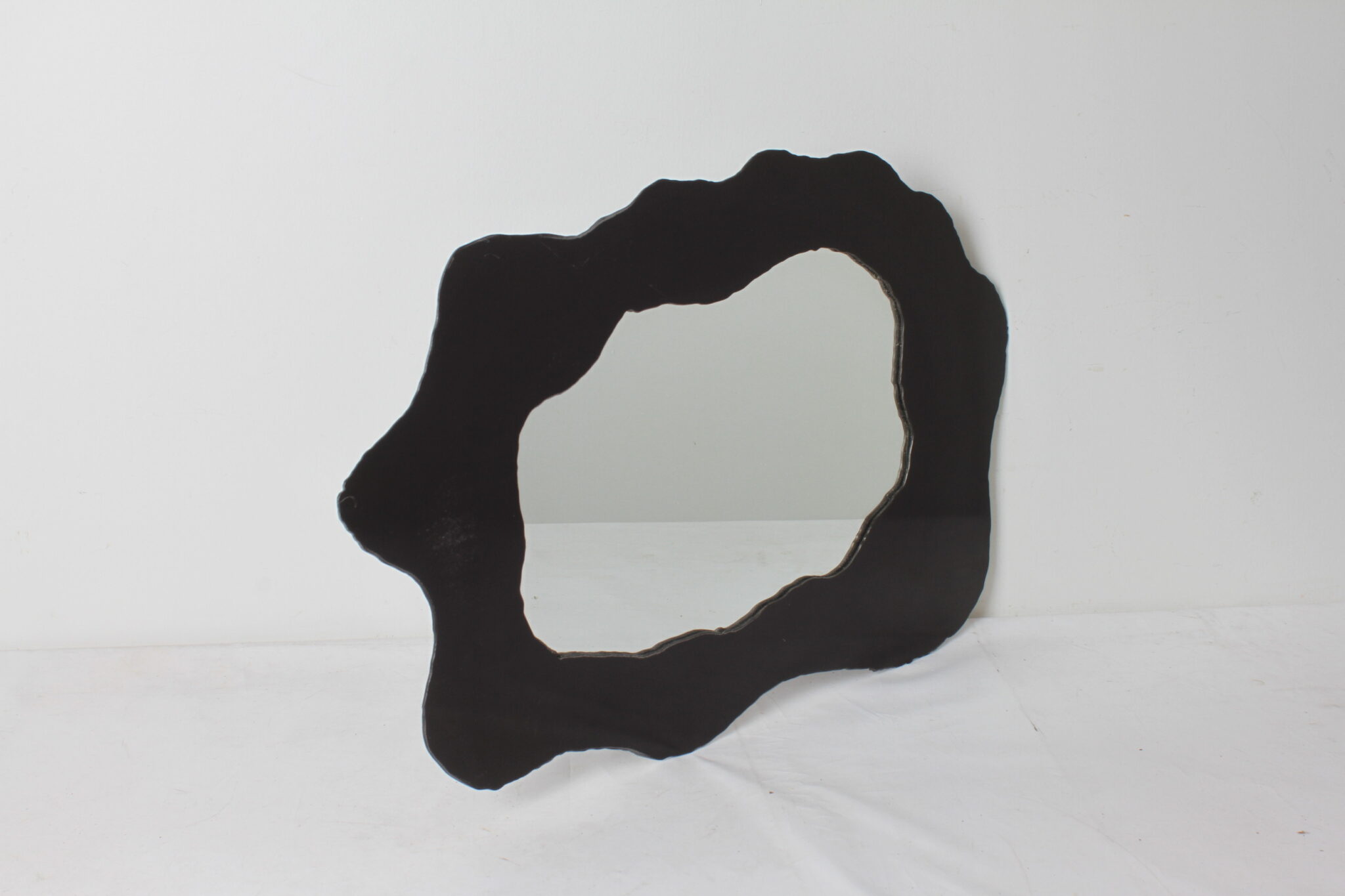 Miroir brutaliste organique en métal – Image 2