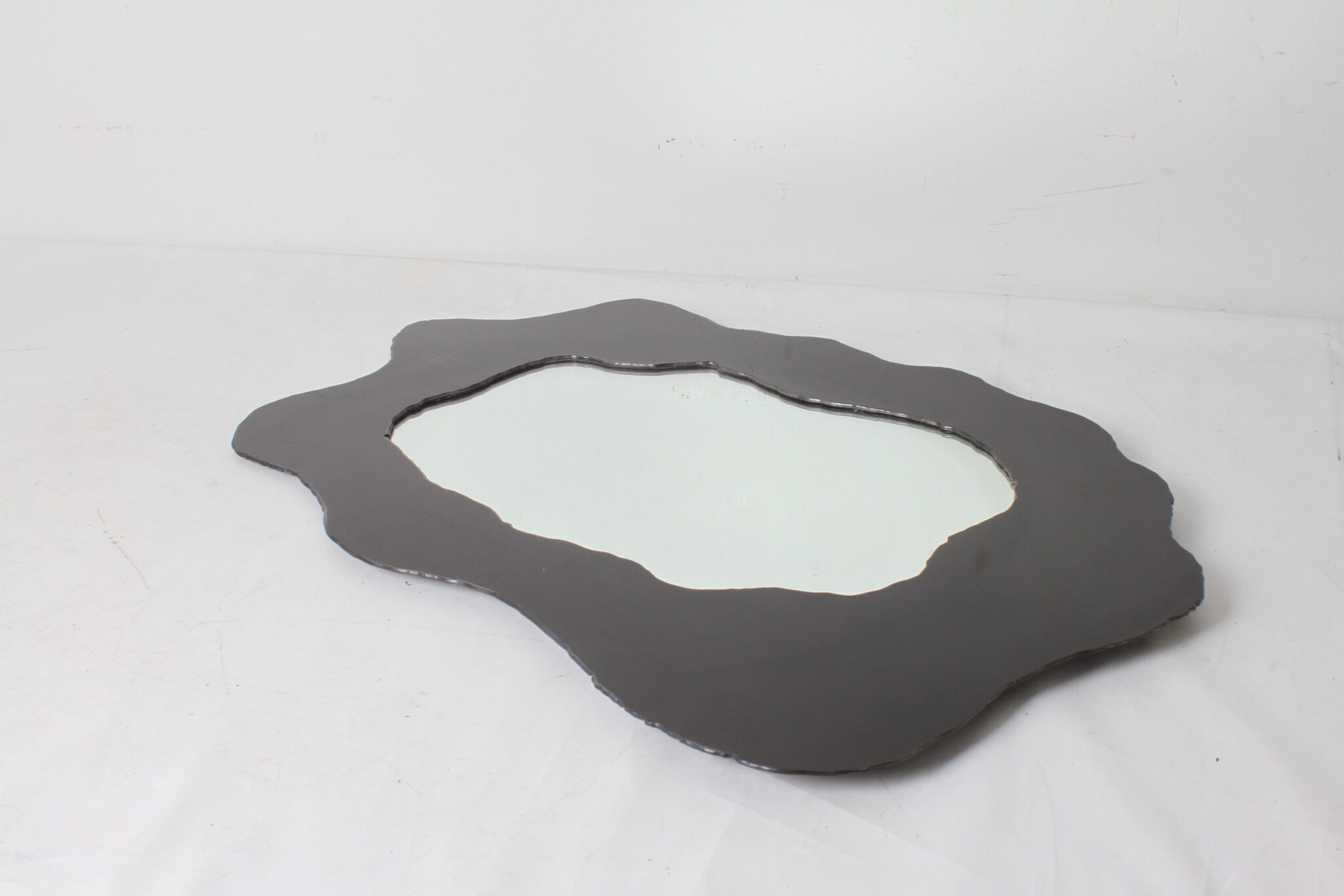 Miroir brutaliste organique en métal – Image 4