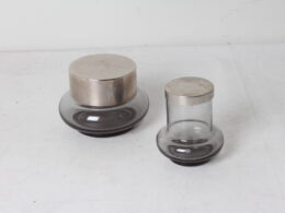 Petits pots en verre et métal
