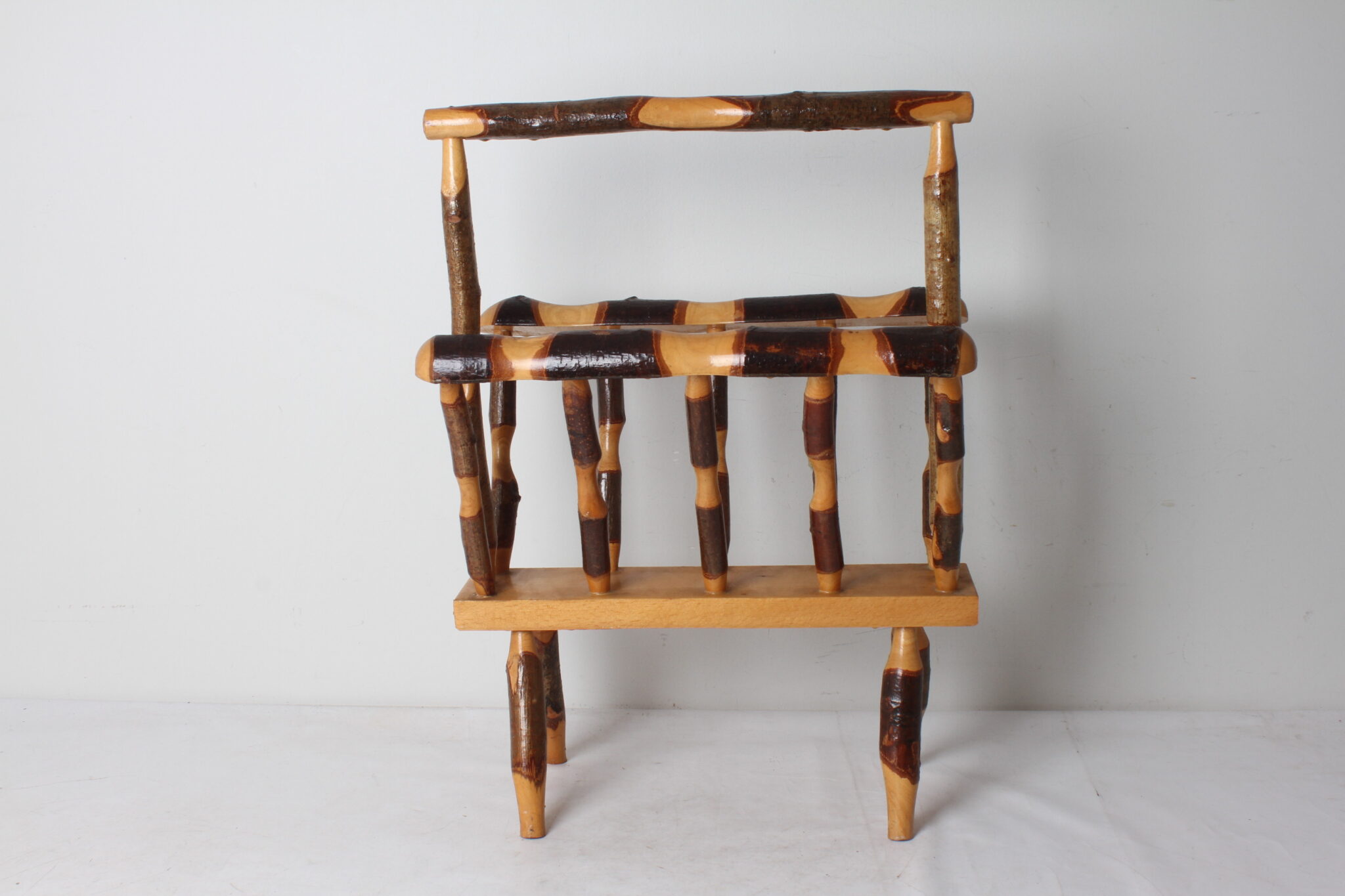Porte-revues vintage en bois – Image 2