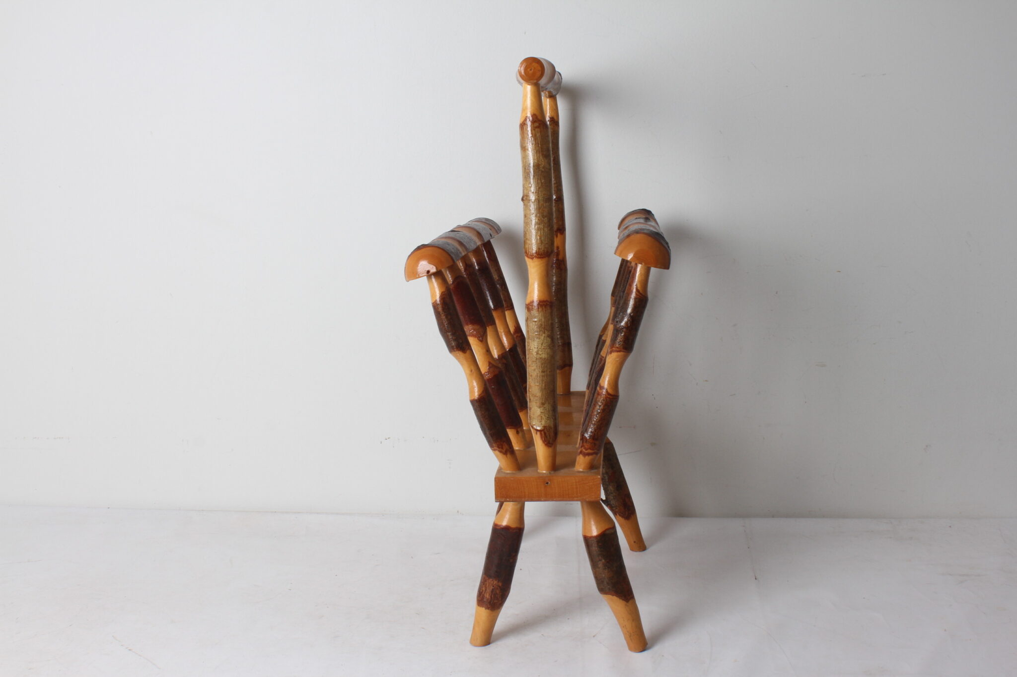Porte-revues vintage en bois – Image 3