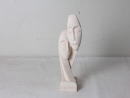 Sculpture Devotion en pierre composite