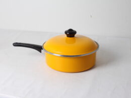 Casserole en métal émaillé jaune