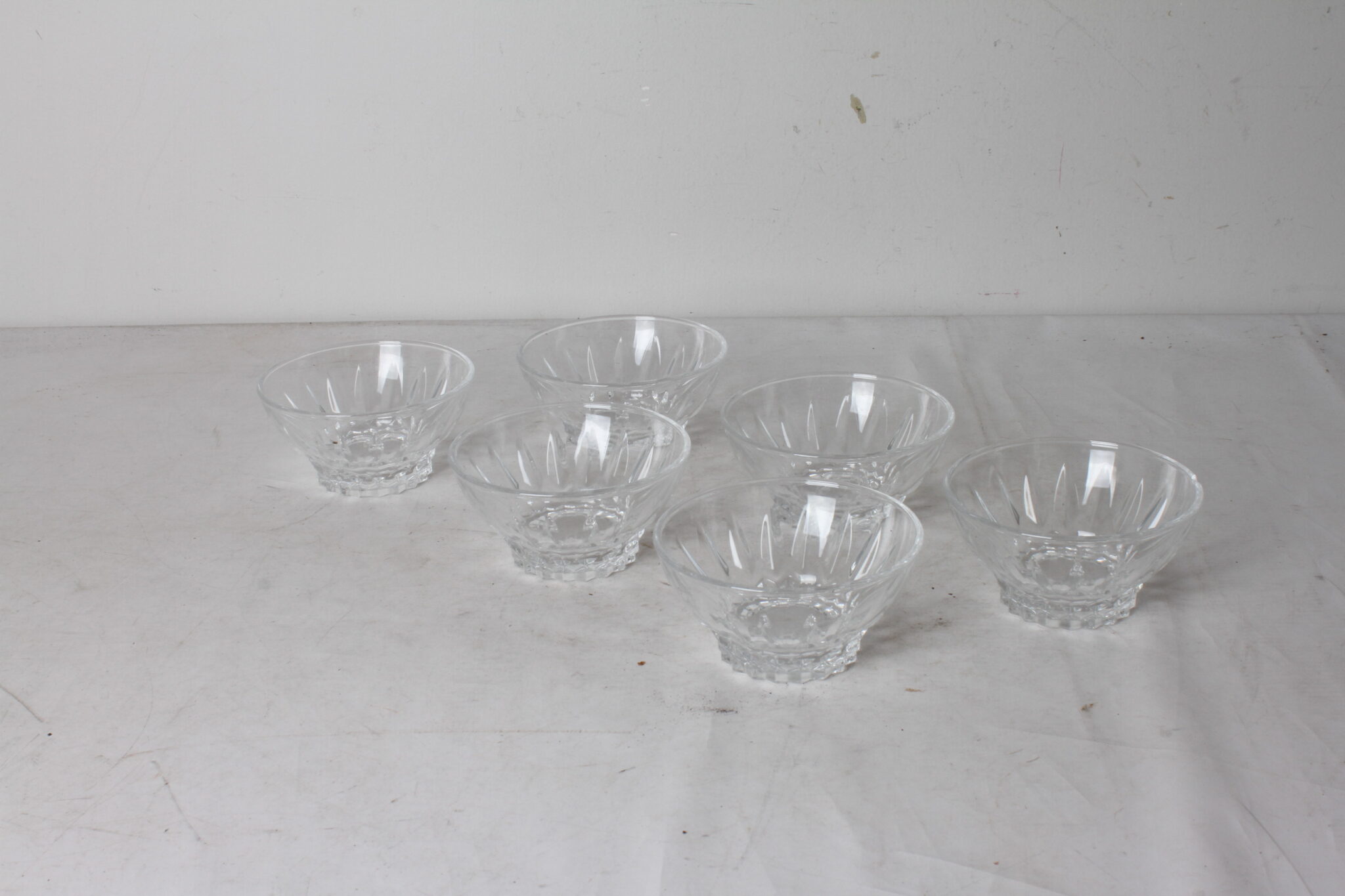 Lot de six coupelles en verre taillé