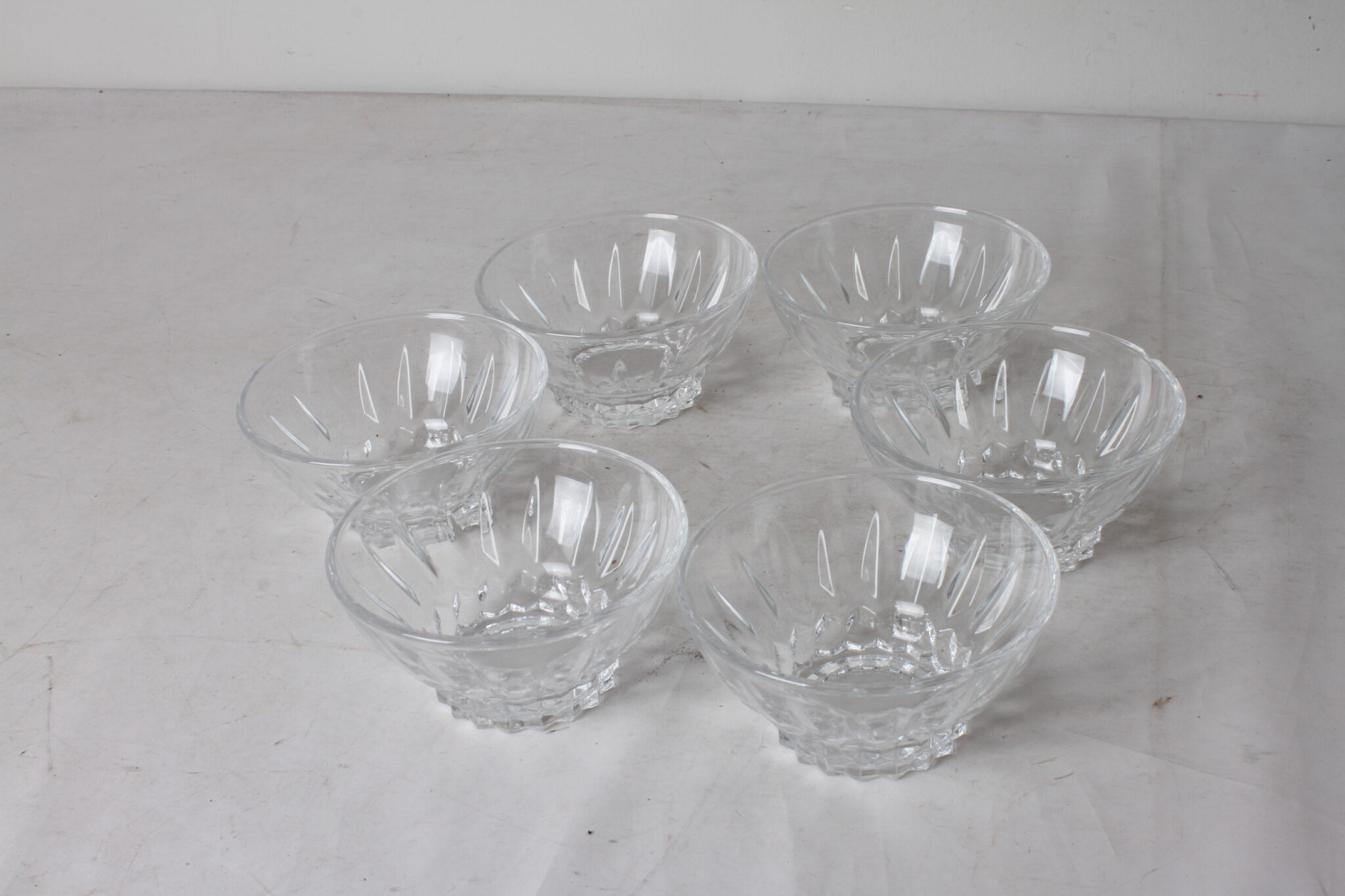 Lot de six coupelles en verre taillé – Image 2