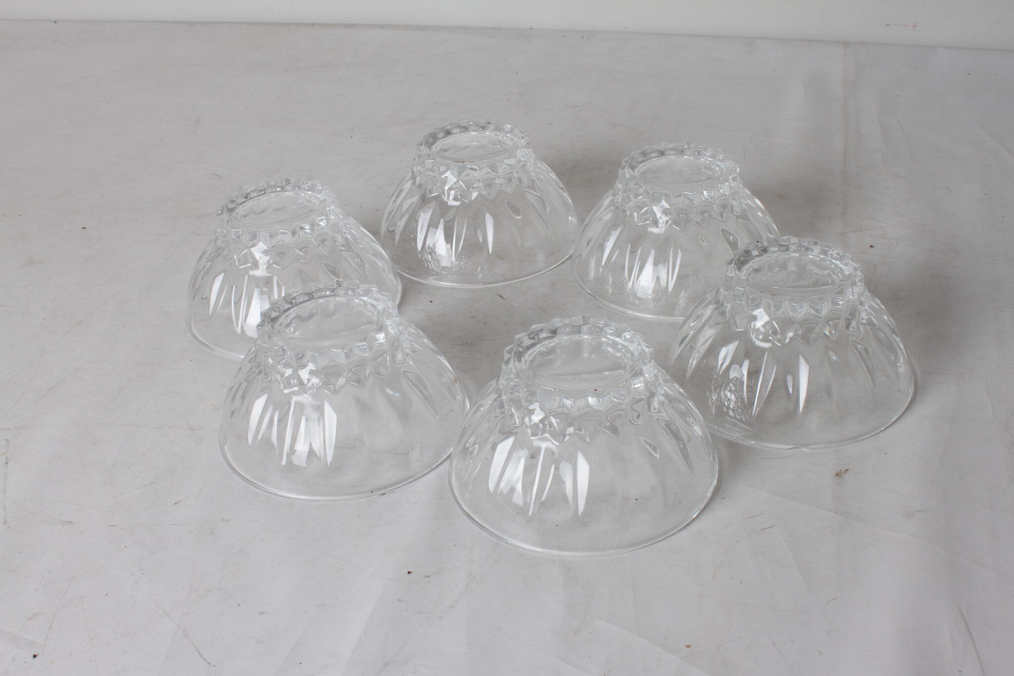 Lot de six coupelles en verre taillé – Image 3