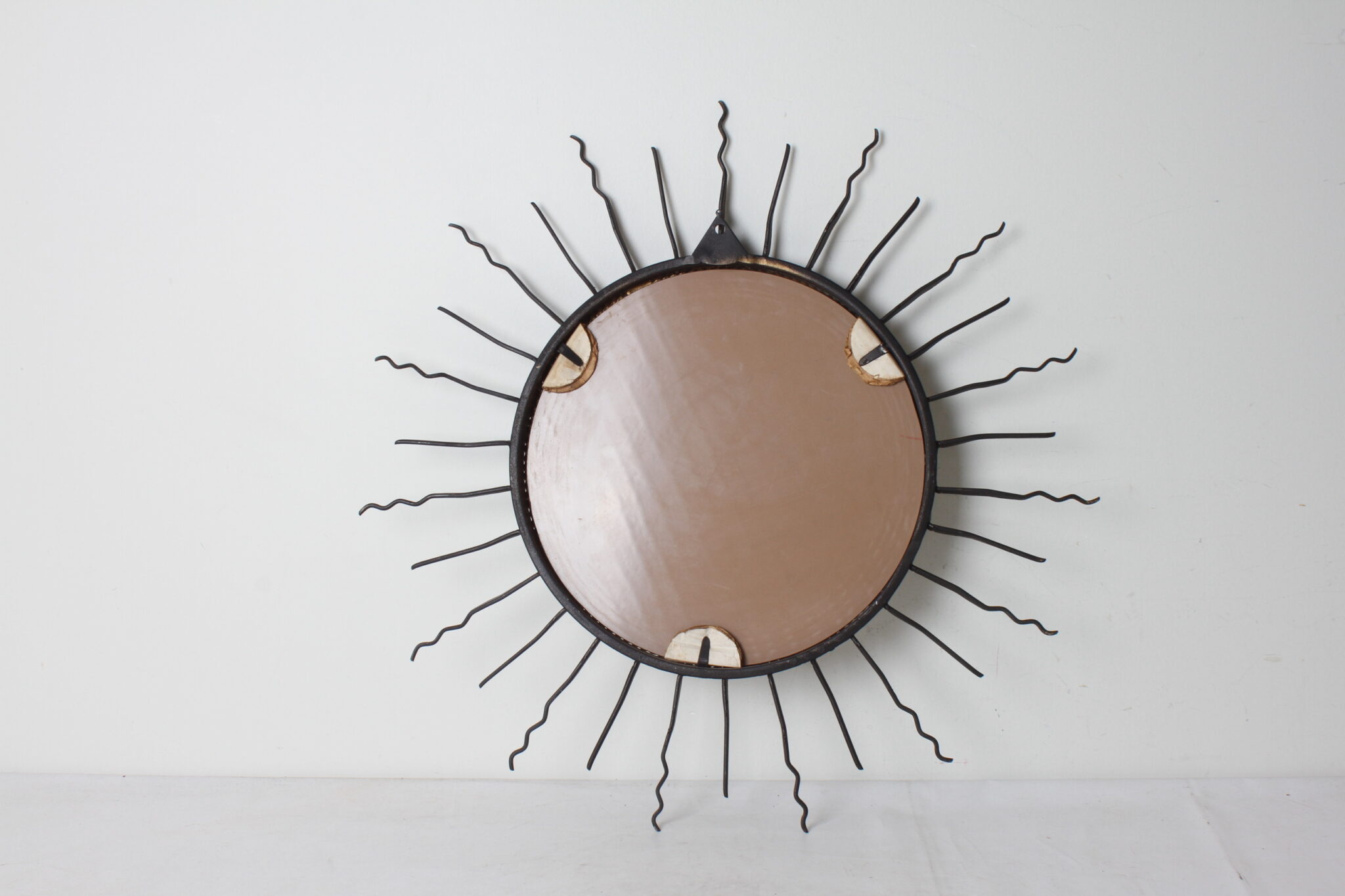 Miroir soleil vintage en métal doré – Image 4