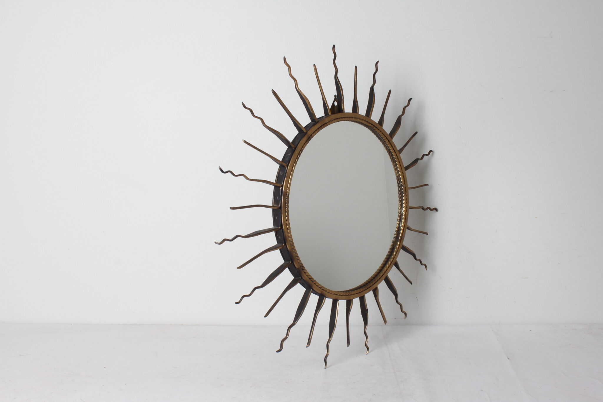 Miroir soleil vintage en métal doré