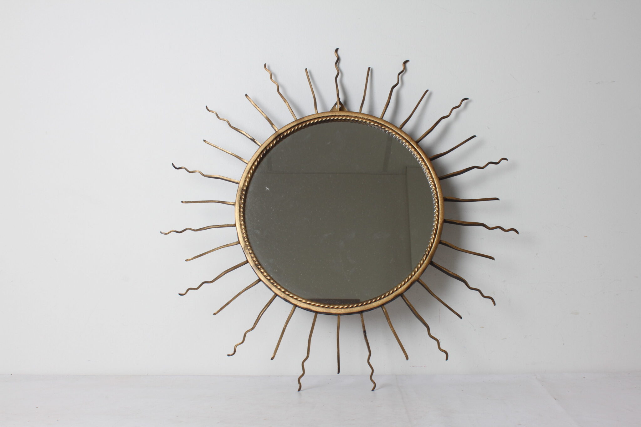 Miroir soleil vintage en métal doré – Image 2