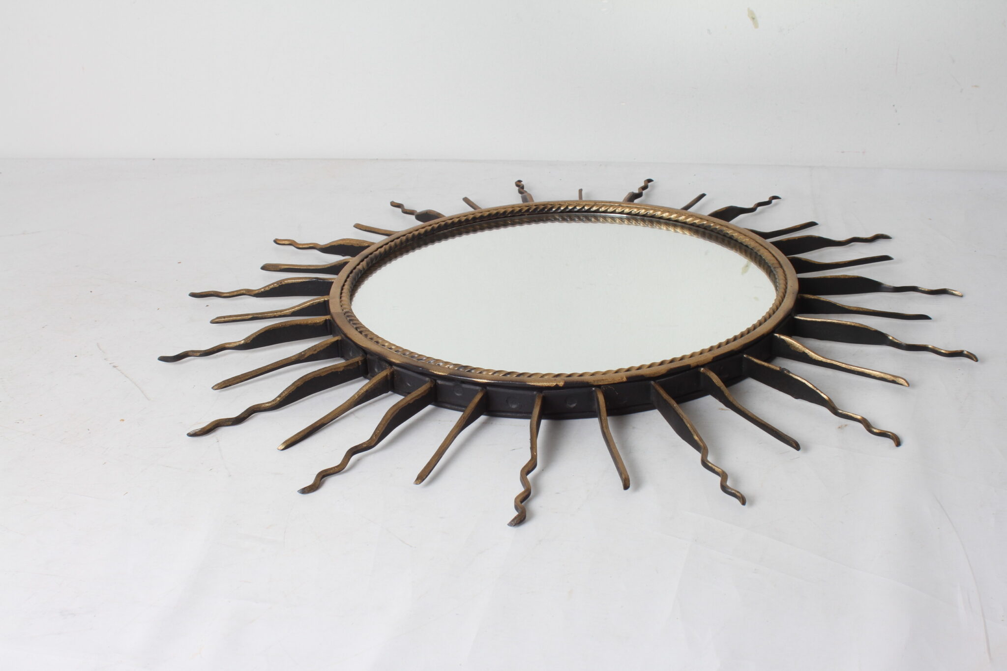 Miroir soleil vintage en métal doré – Image 3