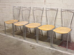 Chaises en métal chromé et bois