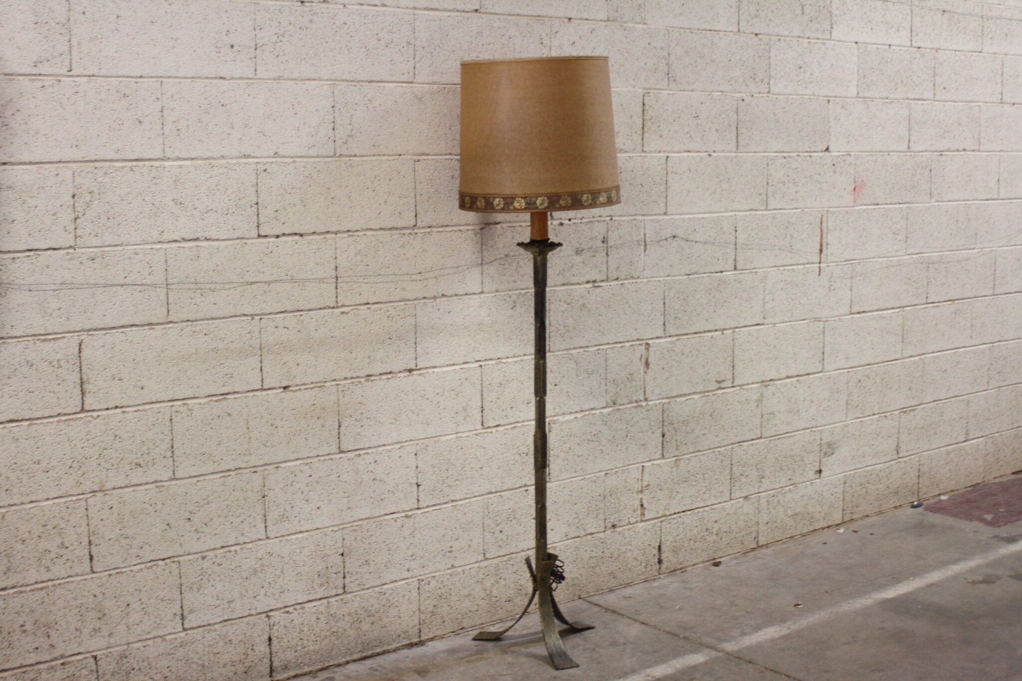 Ancien lampadaire en métal à patine dorée
