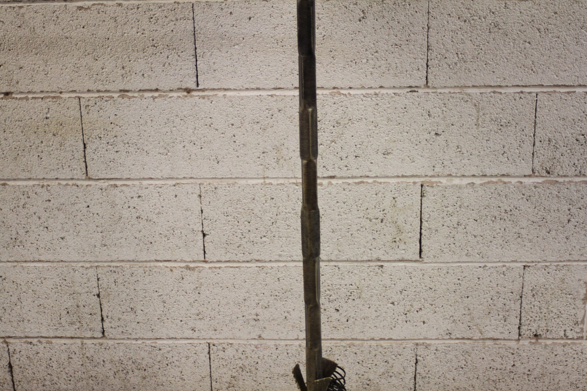 Ancien lampadaire en métal à patine dorée – Image 3