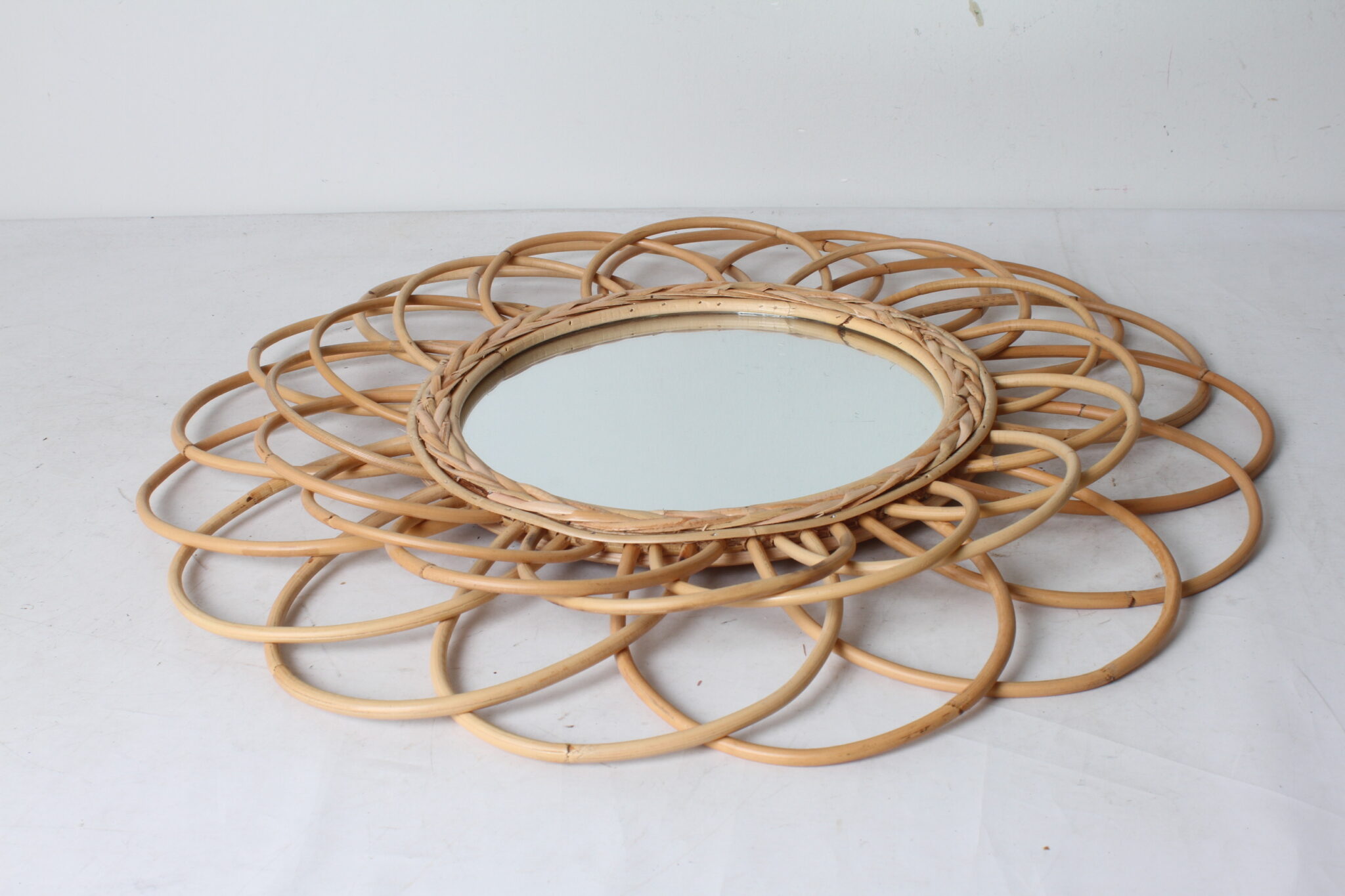 Miroir fleur en rotin naturel – Image 2