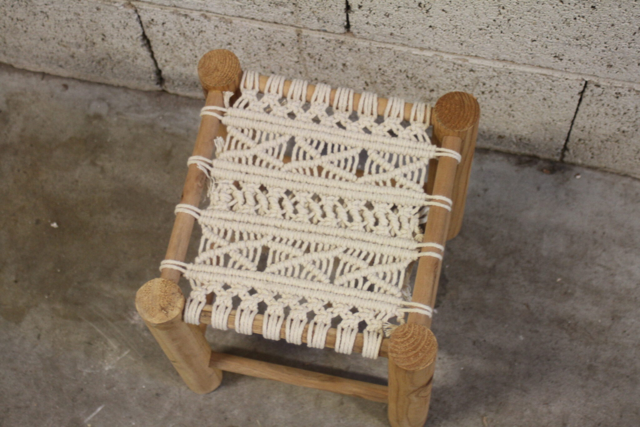 Petit tabouret en bois et macramé – Image 4