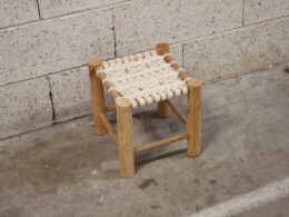 Petit tabouret en bois et macramé