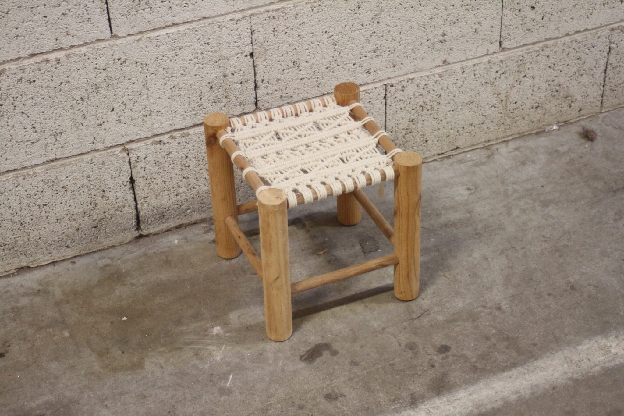 Petit tabouret en bois et macramé
