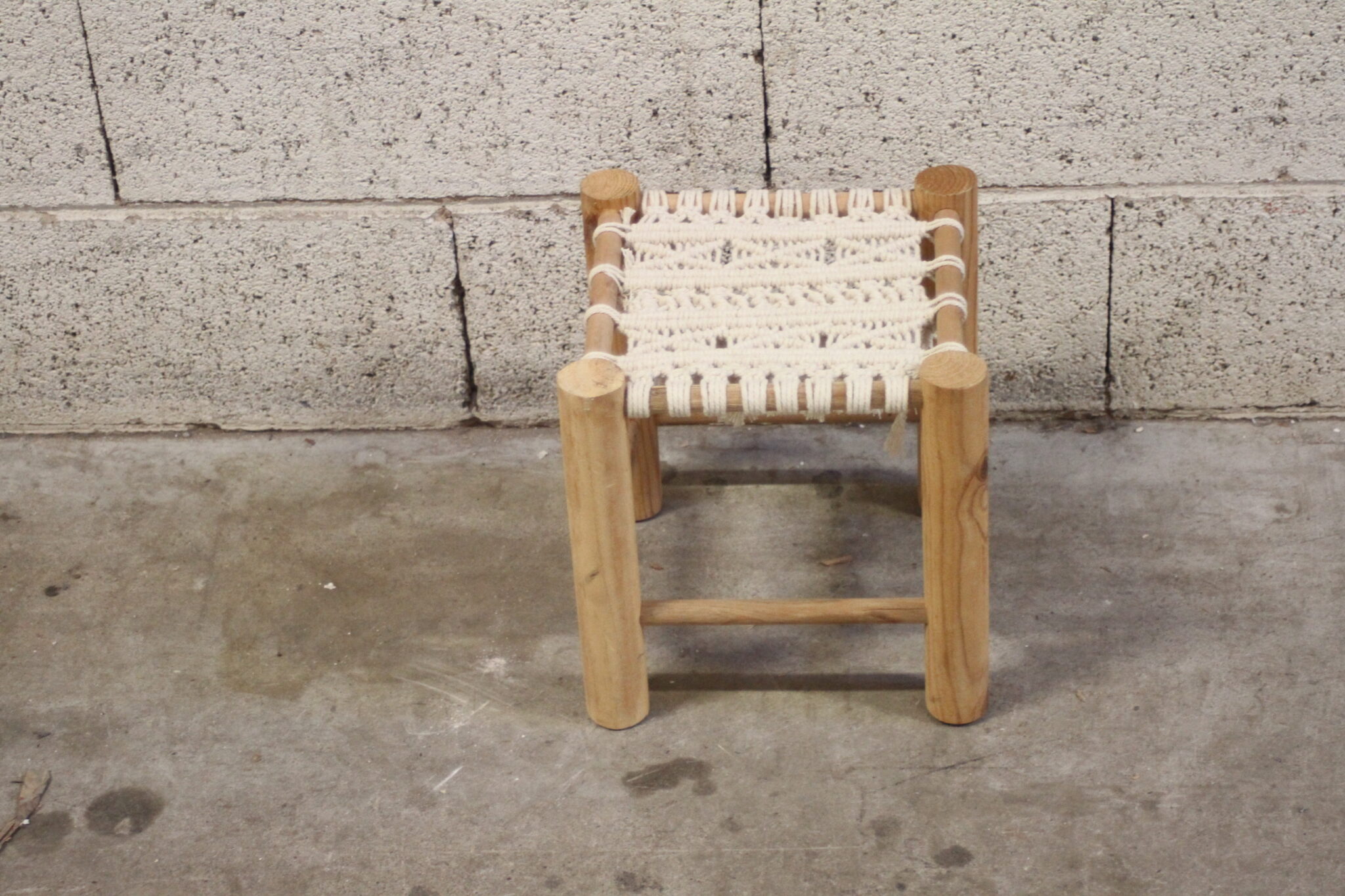 Petit tabouret en bois et macramé – Image 2