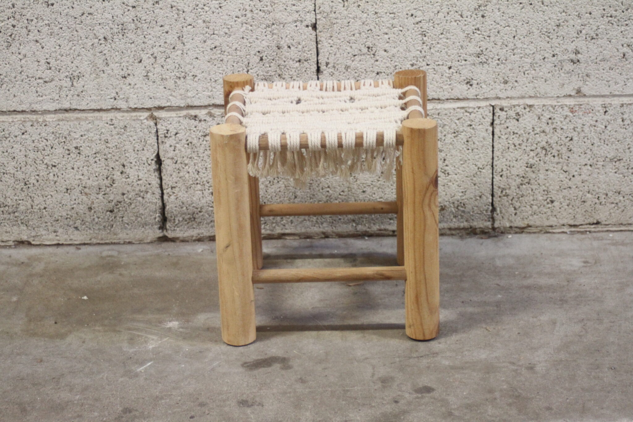 Petit tabouret en bois et macramé – Image 3