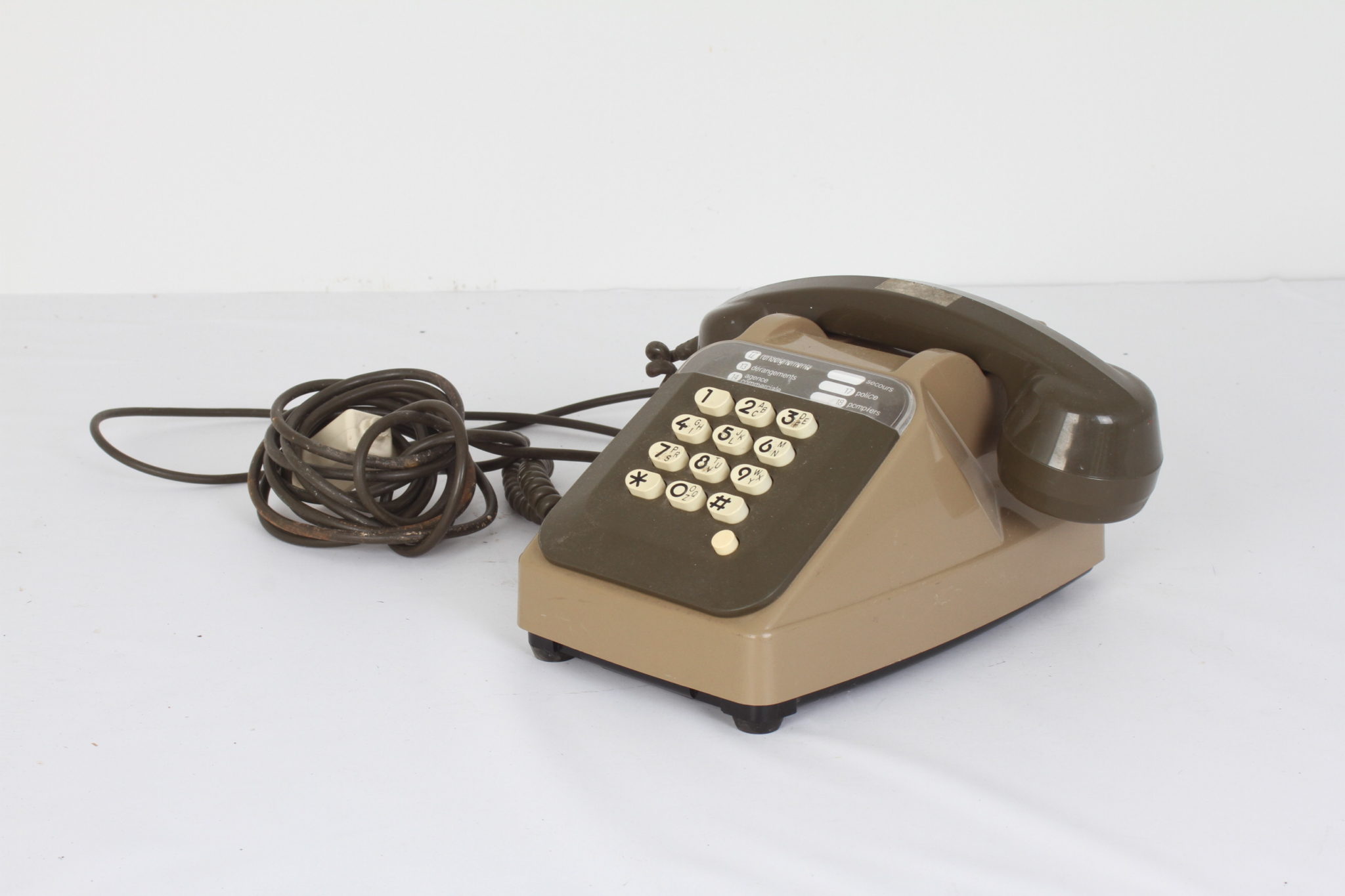 Téléphone vintage à touches Emmaüs Etikette